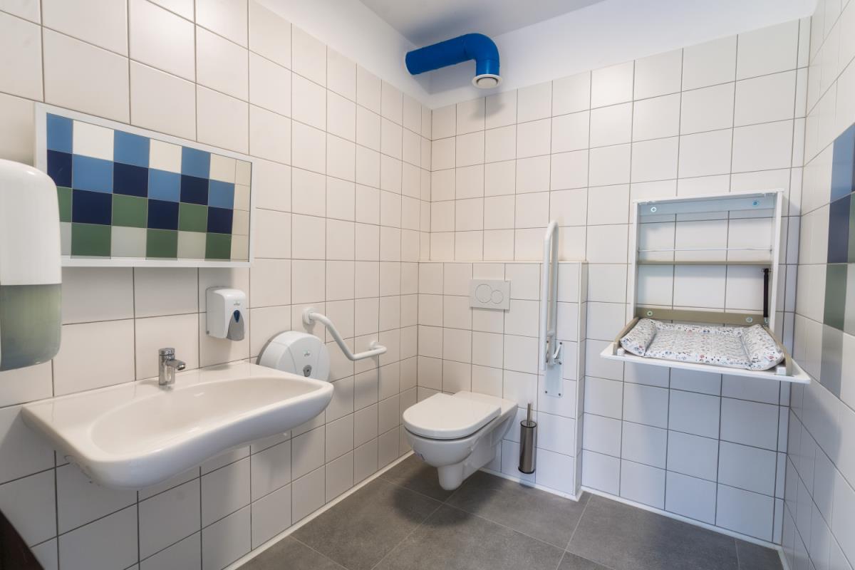 06-Prenovljene sanitarije z dostopom za invalide ter z namesceno previjalno mizo